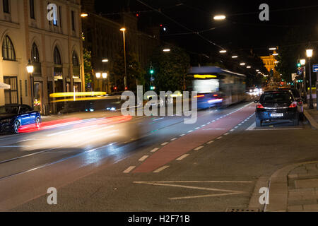 Monaco di Baviera, Germania - maggio,16, 2016: Notte a Monaco di Baviera Centro Città. Il movimento sfocati tram e il traffico automobilistico. Foto Stock