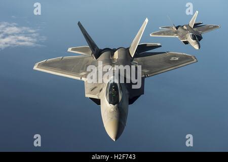 Due Stati Uniti Air Force F-22 Raptor Stealth Fighter Aircraft volare in formazione durante un esercizio di formazione 4 Settembre 2015 sopra il Mar Baltico. Foto Stock