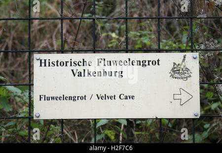 Informazioni turistiche segno indicante la direzione della storica grotta di Velluto nel mercato città di Valkenburg South Holland Limburg NL Paesi Bassi 2016 Foto Stock