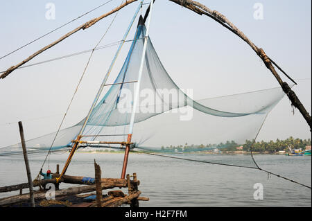 FORT KOCHI, India - 16 gennaio 2015: i pescatori operano un cinese rete da pesca basata sulla tecnologia antica e tradizionale della materia Foto Stock