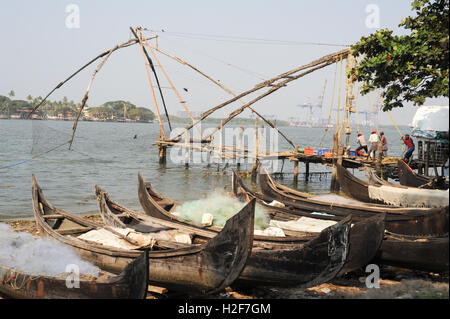 FORT KOCHI, India - 16 gennaio 2015: i pescatori operano un cinese rete da pesca basata sulla tecnologia antica e tradizionale della materia Foto Stock