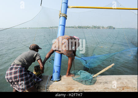 FORT KOCHI, India - 16 gennaio 2015: i pescatori operano un cinese rete da pesca basata sulla tecnologia antica e tradizionale della materia Foto Stock