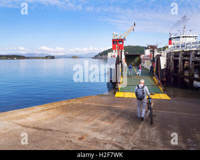 Persone di salire a bordo del traghetto di Lismore a banchina ferroviaria a Oban Argyll and Bute Scozia Scotland Foto Stock