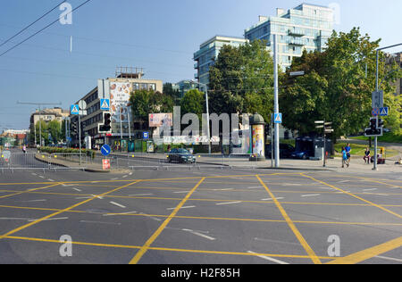 VILNIUS, Lituania - 11 settembre 2016: il nuovo giallo marcatura di intersezione delle intersezioni vieta un fermo di trasporto e b Foto Stock