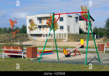 VILNIUS, Lituania - 25 settembre 2016: Il nuovo vuoto semplice gioco parco giochi vicino all'incompiuta casa di mattoni. È il moderno Foto Stock