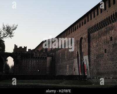 Vista del lato di ingresso del bellissimo Castello Sforzesco di Milano al tramonto Foto Stock