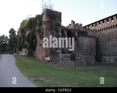 Vista del lato del bellissimo Castello Sforzesco di Milano Foto Stock
