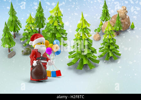 Storia di Natale: coperta di neve forest Babbo Natale con i doni. Il rendering 3D nella forma di un cartone animato. Foto Stock