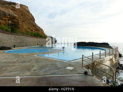 Una piscina che viene pulita a Porto da Cruz - Madeira Foto Stock