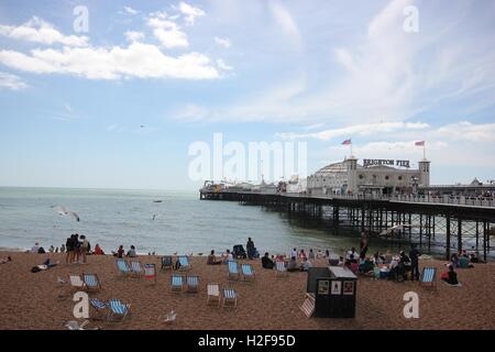 Il famoso Molo di Brighton in una bella giornata di sole, Inghilterra, mare estate, attrazione turistica di Brighton, centro divertimenti Foto Stock