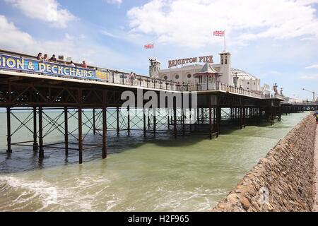 Il famoso Molo di Brighton tiro da sotto di una bella giornata di sole, Inghilterra, photoarkive Foto Stock