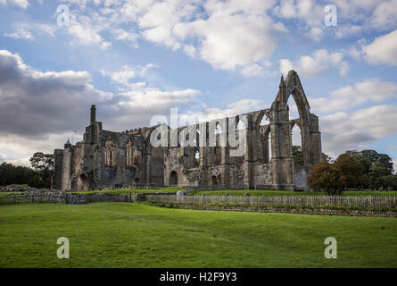 Le rovine storiche dell'abbazia di Bolton nello Yorkshire. Foto Stock