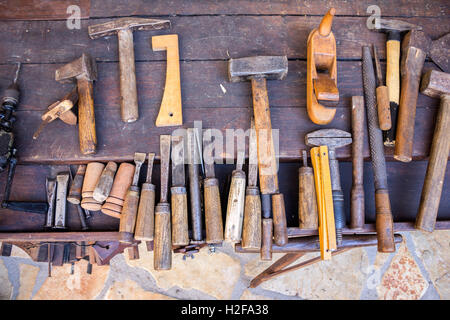 Vintage strumenti di legno su un banco di lavoro in legno Foto Stock
