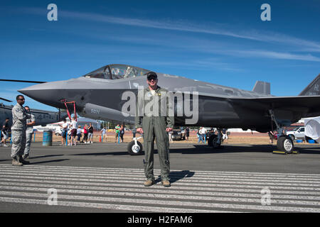 Lt-Col. George Watkins sorge di fronte al suo Stealth F-35un caccia, all'Airshow di Abbotsford, British Columbia. Foto Stock