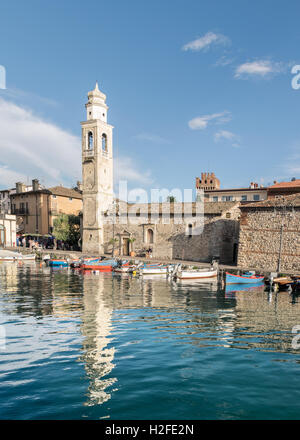 Piccolo e romantico porto di Lazise sul Lago di Garda, Italia. Foto Stock