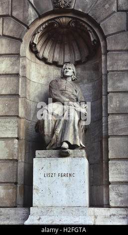 La statua del famoso compositore ungherese e virtuoso pianista Frank Liszt Ferenc (), fuori Budapest Opera House, realizzata dall'artista Foto Stock