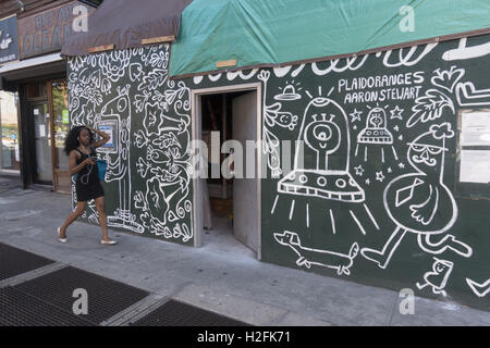 Sito in costruzione arte lungo il marciapiede in Fort Greene, Brooklyn, New York. Foto Stock