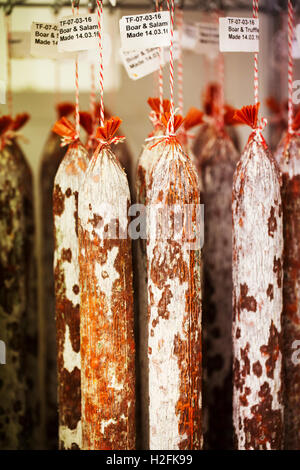 Chiusura del chorizo salami appesi da ganci in una charcuterie. Foto Stock
