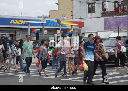 Per la maggior parte cinesi residenti sull'Ottava Avenue nel quartiere di Chinatown di Brooklyn, NY il giorno dell'autunno la Festa della Luna e Lanterna Parade. Foto Stock