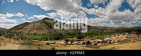 MT00072-00...Montana - Una vista panoramica del centro storico di Bannack, una volta una fiorente città mineraria, oggi una città fantasma in stato di Bannack Park. Foto Stock