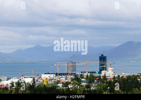 La gru e la costruzione di nuovi sviluppi visto da Öskjuhlíð Hill. Reykjavik, Islanda Foto Stock