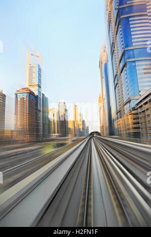 Dubai metro in alta velocità, sfocatura del movimento Foto Stock