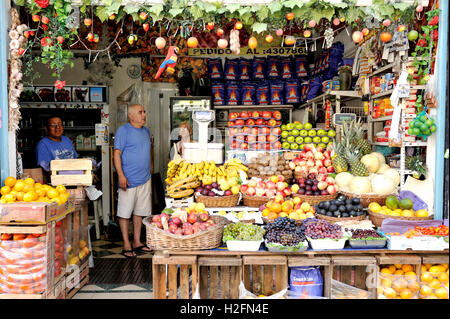 Frutta e verdura negozio vicino a Domenica piazza del mercato di San Telmo a Buenos Aires. Foto Stock