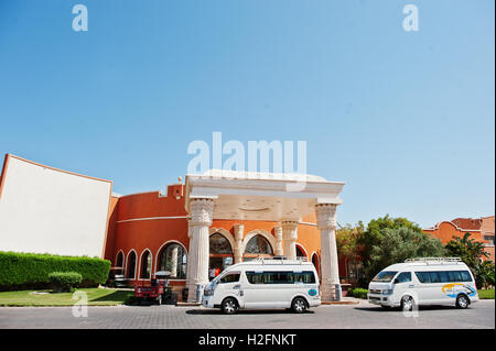 Hurghada, Egitto -20 agosto 2016: El Nakhil Limousine bus al resort di lusso Caribbean World Soma Bay Foto Stock