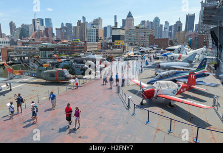 Una vista della USS Intrepid Sea Air e il museo dello spazio. Foto Stock