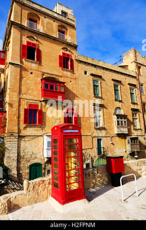 Vecchio rosso British telefono box, Valletta, Malta Foto Stock