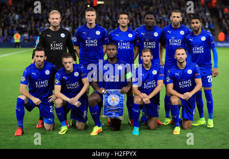 Il Leicester City team group. (Sinistra/Destra) fila anteriore: Christian Fuchs, Jamie Vardy, Wes Morgan, Marc Albrighton e Daniel Drinkwater. Bancata posteriore: Leicester City portiere Kasper Schmeichel, Robert Huth, Luis Hernandez, Daniel Amartey, Islam Slimani e Riyad Mahrez durante la UEFA Champions League gruppo G corrisponde al King Power Stadium, Leicester. Foto Stock