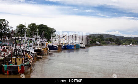 Barche da pesca ormeggiata lungo la banchina a Kirkcudbright, Scozia. Foto Stock