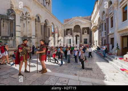 Due uomini vestiti come soldati romani stand in Peristil nel palazzo di Diocleziano dove i turisti scattare foto e ammirare la storia Foto Stock