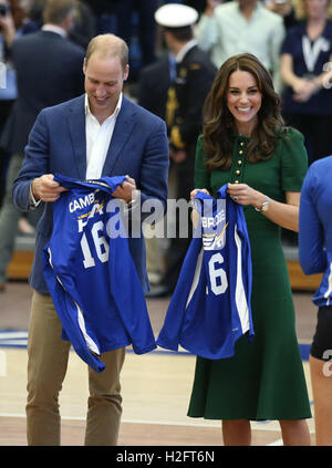 Il Duca e la Duchessa di Cambridge sono presentati con magliette personalizzate come incontrerà i membri del femminile di pallavolo team presso la University of British Columbia durante una visita per il suo campus di Kelowna, Canada, il quarto giorno del royal tour in Canada. Foto Stock