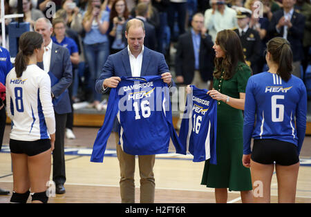 Il Duca e la Duchessa di Cambridge sono presentati con magliette personalizzate come incontrerà i membri del femminile di pallavolo team presso la University of British Columbia durante una visita per il suo campus di Kelowna, Canada, il quarto giorno del royal tour in Canada. Foto Stock