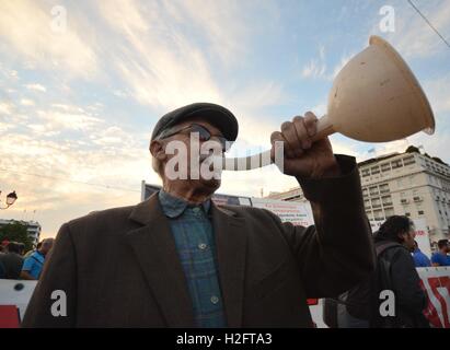 Atene, Grecia. Il 27 settembre, 2016. Raccordi greco dimostrare ad Atene contro i piani governativi per ulteriori privatizzazioni sul settore pubblico. © George Panagakis/Pacific Press/Alamy Live News Foto Stock