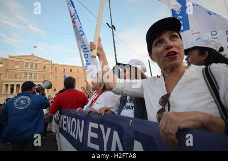 Atene, Grecia. Il 27 settembre, 2016. Raccordi greco dimostrare ad Atene contro i piani governativi per ulteriori privatizzazioni sul settore pubblico. © George Panagakis/Pacific Press/Alamy Live News Foto Stock