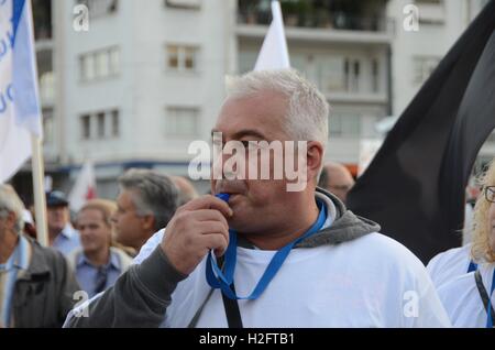 Atene, Grecia. Il 27 settembre, 2016. Raccordi greco dimostrare ad Atene contro i piani governativi per ulteriori privatizzazioni sul settore pubblico. © George Panagakis/Pacific Press/Alamy Live News Foto Stock