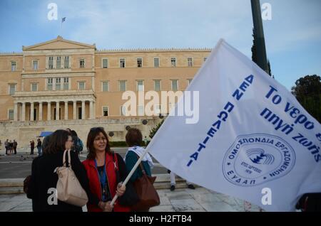 Atene, Grecia. Il 27 settembre, 2016. Raccordi greco dimostrare ad Atene contro i piani governativi per ulteriori privatizzazioni sul settore pubblico. © George Panagakis/Pacific Press/Alamy Live News Foto Stock