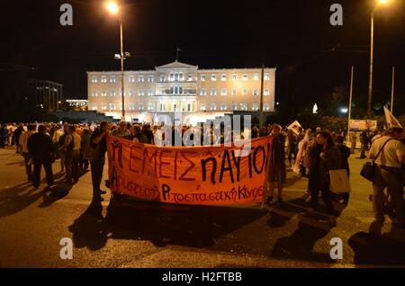 Atene, Grecia. Il 27 settembre, 2016. Raccordi greco dimostrare ad Atene contro i piani governativi per ulteriori privatizzazioni sul settore pubblico. © George Panagakis/Pacific Press/Alamy Live News Foto Stock