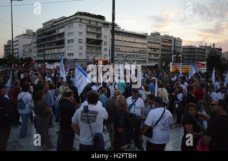 Atene, Grecia. Il 27 settembre, 2016. Raccordi greco dimostrare ad Atene contro i piani governativi per ulteriori privatizzazioni sul settore pubblico. © George Panagakis/Pacific Press/Alamy Live News Foto Stock