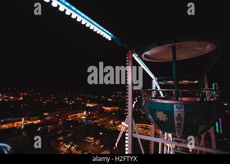 Ruota di osservazione. Vista del parco di divertimenti di notte Foto Stock