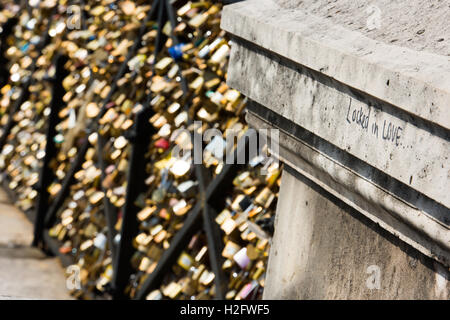 La frase 'bloccato nell'amore" è scritto in graffiti sul Pont Neuf e dietro si vede l amore si blocca o cadenas d'amour Foto Stock