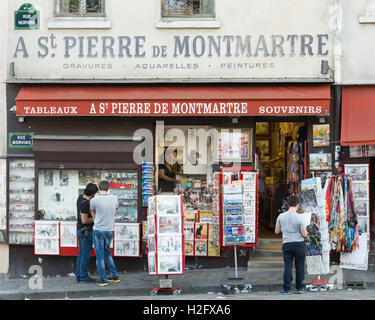 Negozio di Montmartre Paris Vendere foto e cartoline per turisti Foto Stock