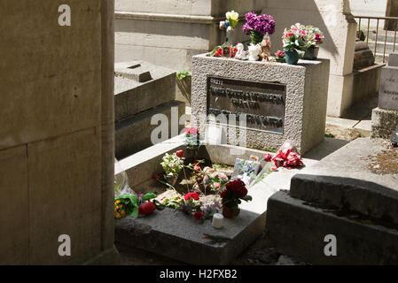 Tomba di Jim Morrison, cantante con la American 60's rock band le porte situate in Pére Lachaise di Parigi Foto Stock