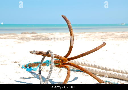 Ancoraggio arrugginito sulla spiaggia di sabbia bianca Foto Stock