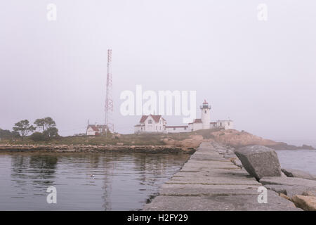 Il punto orientale faro in Gloucester ma con la nebbia a laminazione. Foto Stock