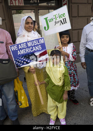 Le famiglie del Bangladesh presso il musulmano americano parata del giorno a New York City, 2016. Foto Stock