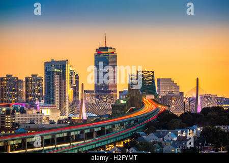 Ora di punta del traffico su Tobin bridge (aka Mystic River sposa) dirigendosi verso Zakim bridge e dello skyline di Boston al tramonto. Foto Stock