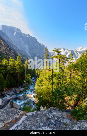 In appoggio su una grande roccia di granito rivolto verso il basso verso la forcella in il sentiero dalla strada fine al Kings Canyon National Park, California Foto Stock